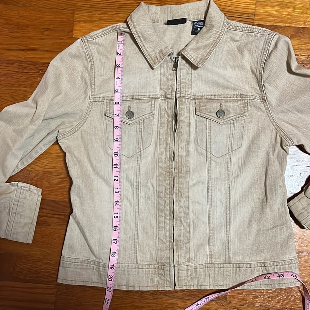 Jean Jacket Tan Size M. 90% cotton. Full zipper 2 breast pockets